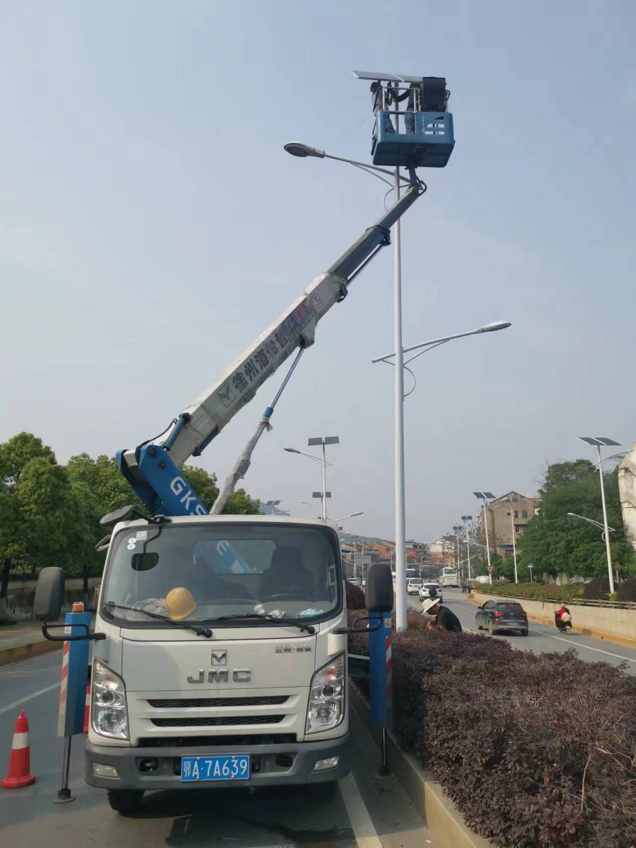 海伦哲品牌17米登高车安装路灯施工现场
