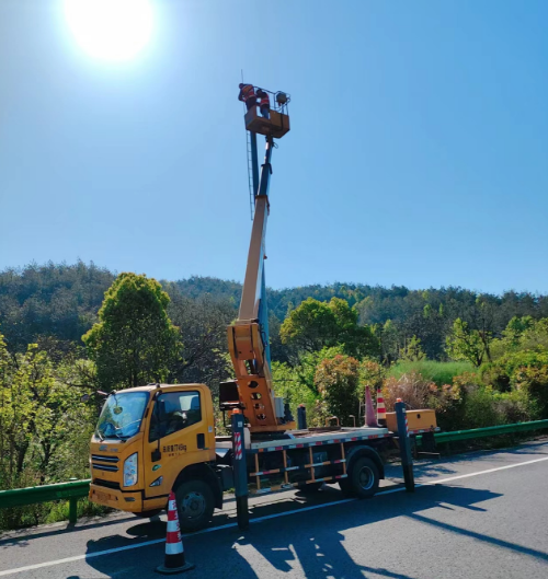 18米直臂登高车路灯检修、监控设备安装施工现场