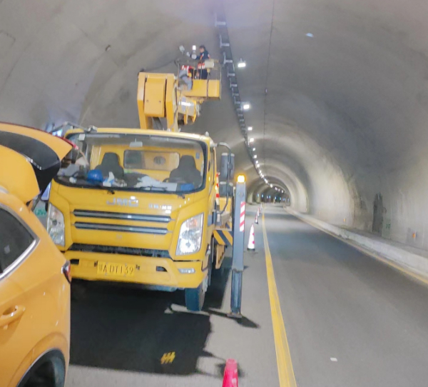 22米登高车隧道检修照明灯施工现场