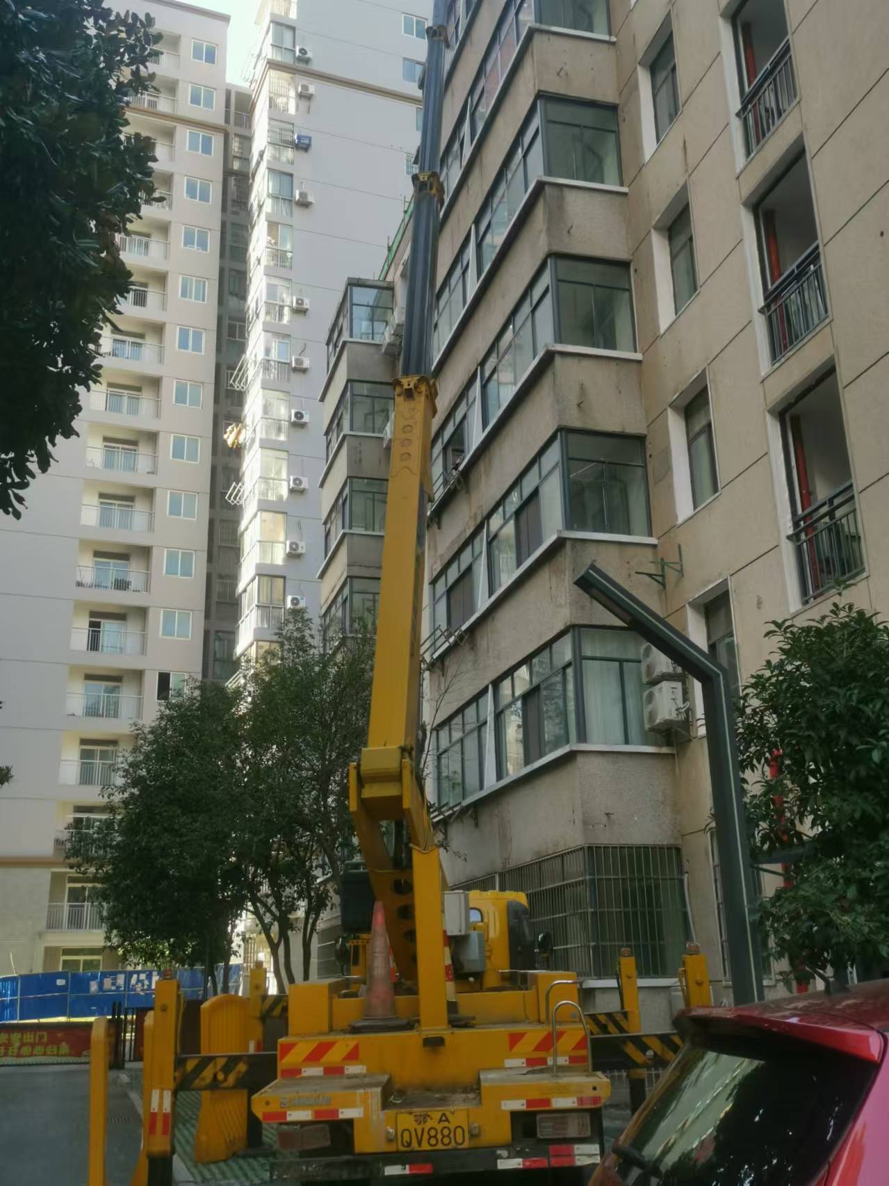 24米高空车安装高楼层阳台玻璃施工现场