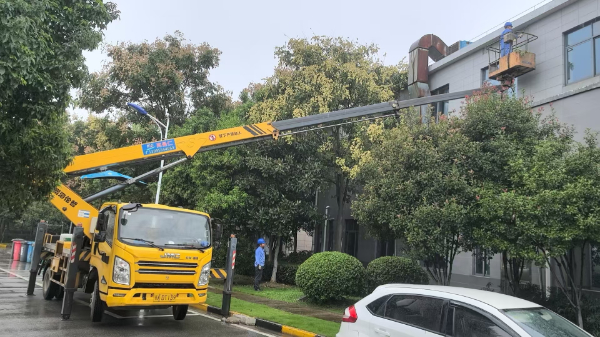 22米登高车公园检修路灯施工现场